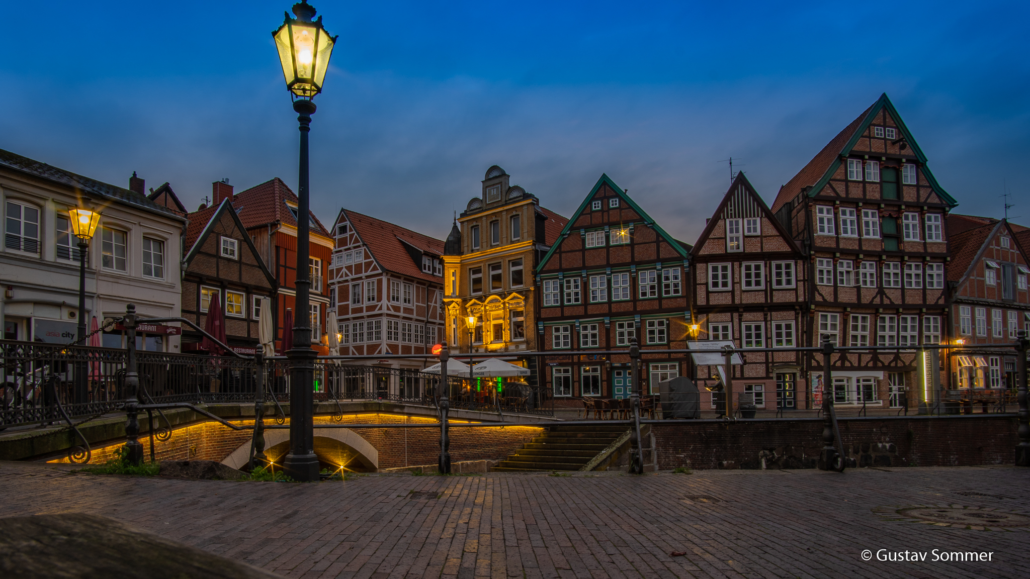 Stade in der Blauen Stunde