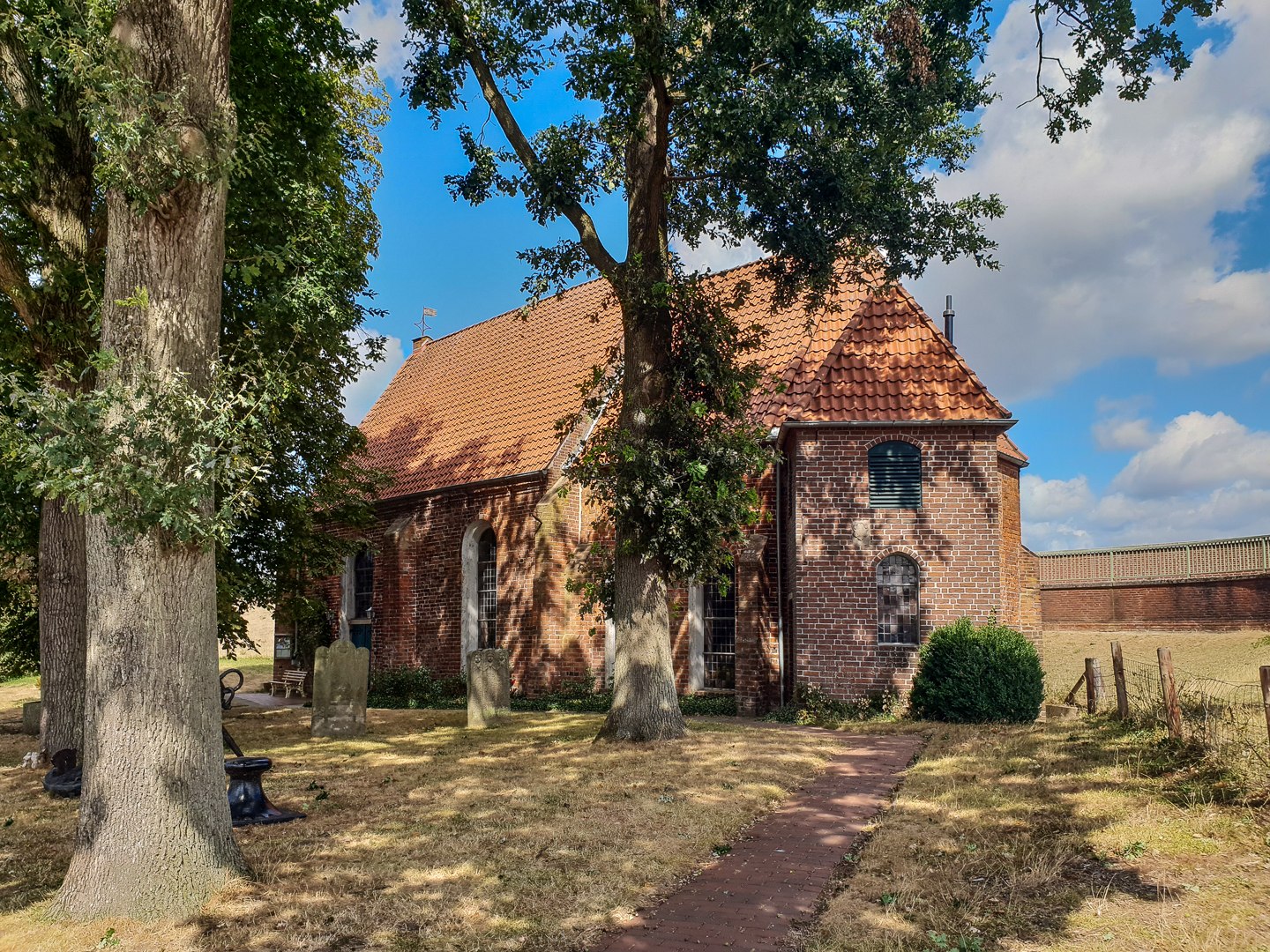 St. Marienkirche (14. Jhd.) in Warfleth direkt am Weserdeich