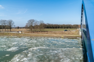 Eis auf dem Kanal bei der Hünxer Schleuse