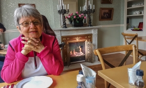 Frühstück am Kamin