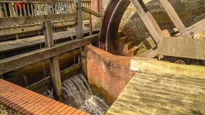 Mühlenwehr mit Mittelpfosten und Teilansicht des Mühlrades