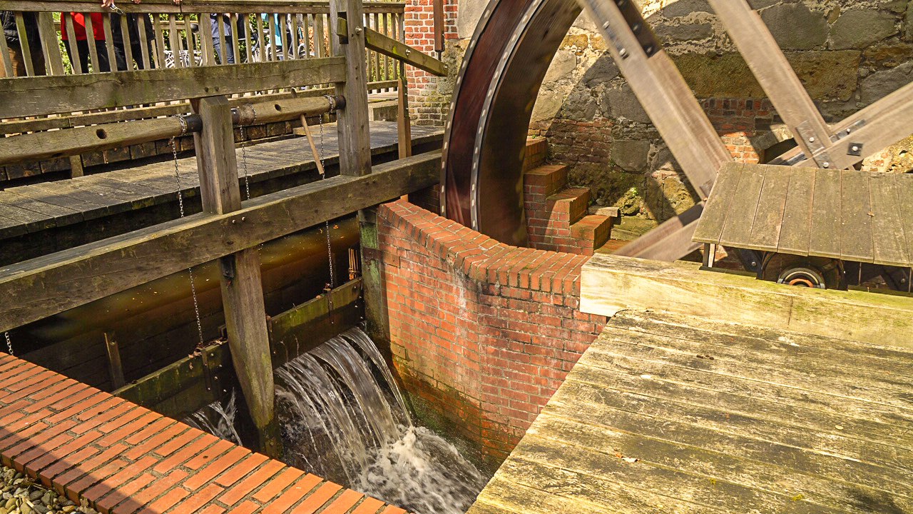 Mühlenwehr mit Mittelpfosten und Teilansicht des Mühlrades