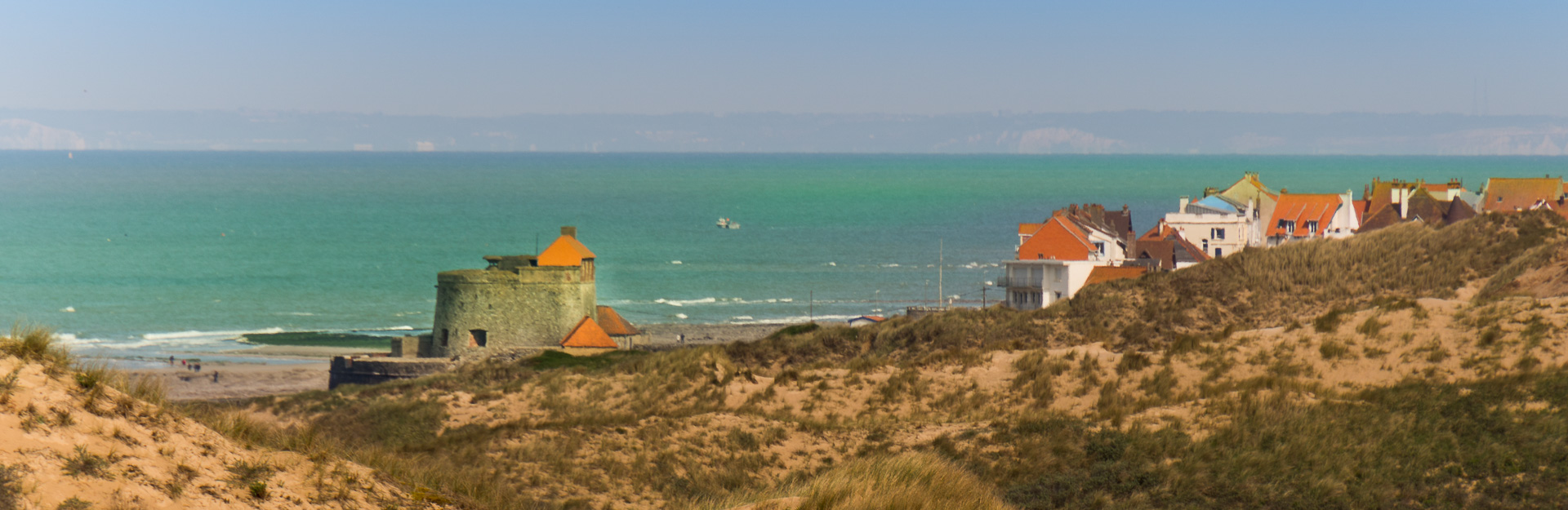 Fort Mahon Ambleteuse mit Kreidefelsen von Dover im dunstigen Hintergrund