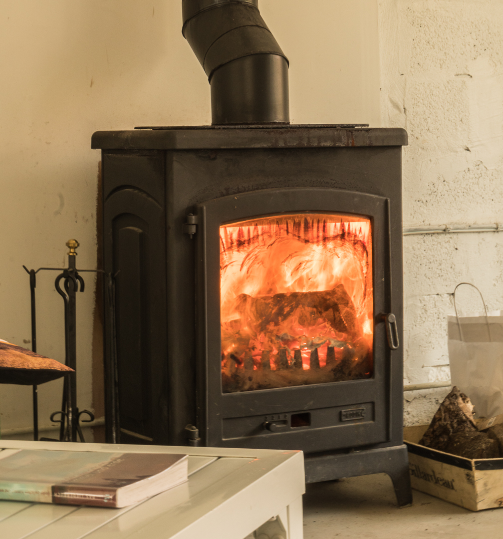 Holzofen im Gemeinschaftsraum