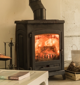 Holzofen im Gemeinschaftsraum
