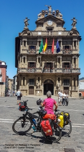 Bild 15 Radpilger vor dem Rathaus in Pamplona