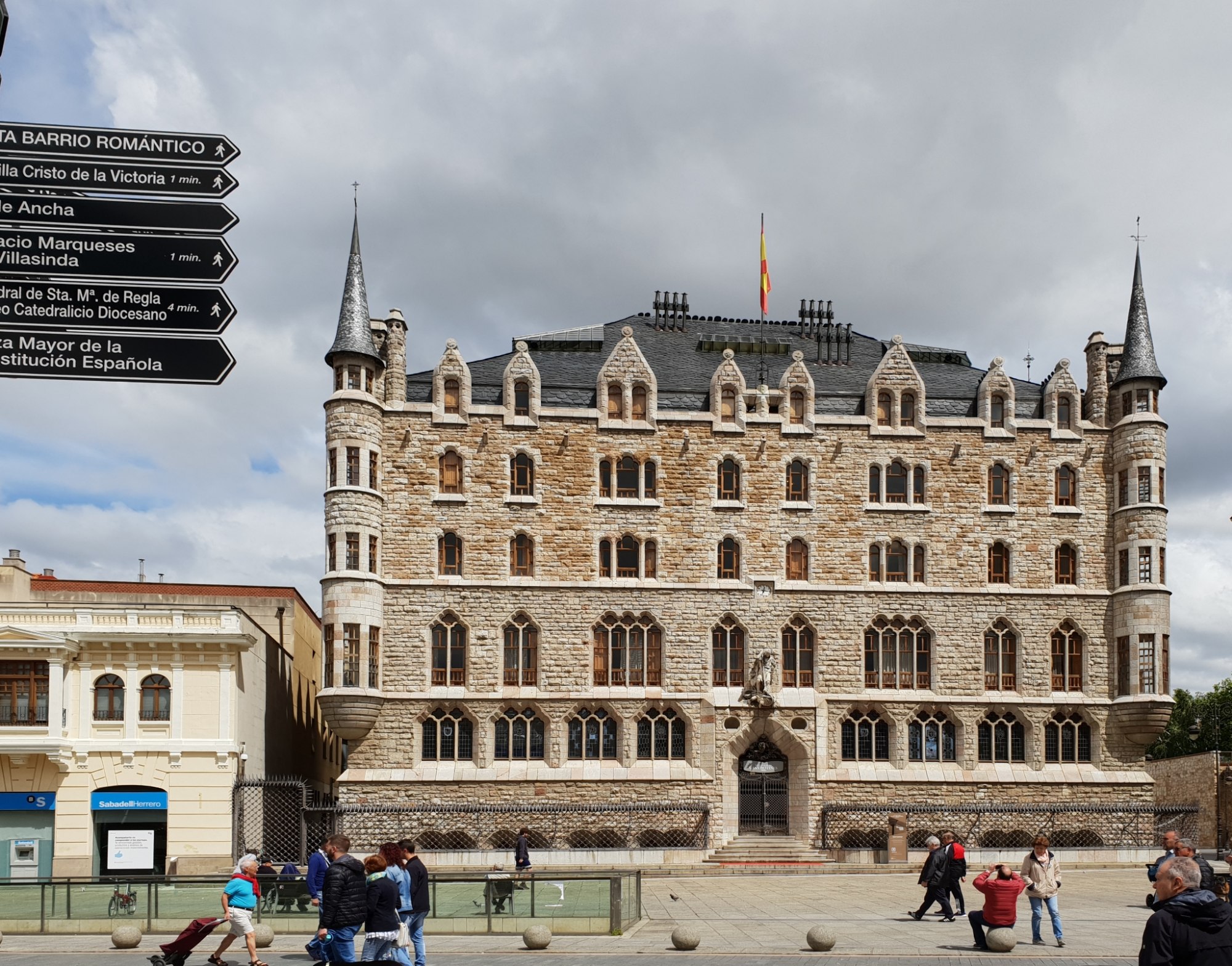Museumsgebäude mit der unverwechselbaren Architektur von Antoni Gaudi