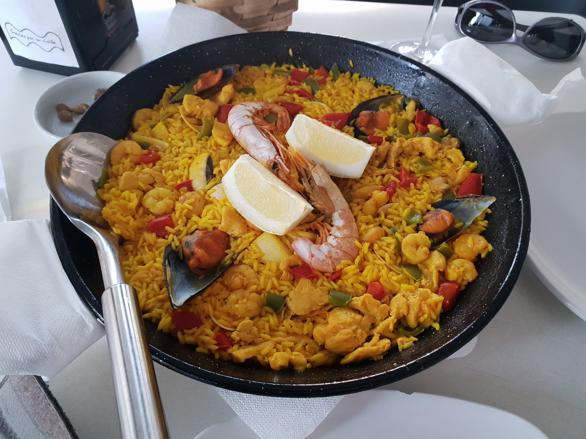 Paella unter den Arkaden von portomarin