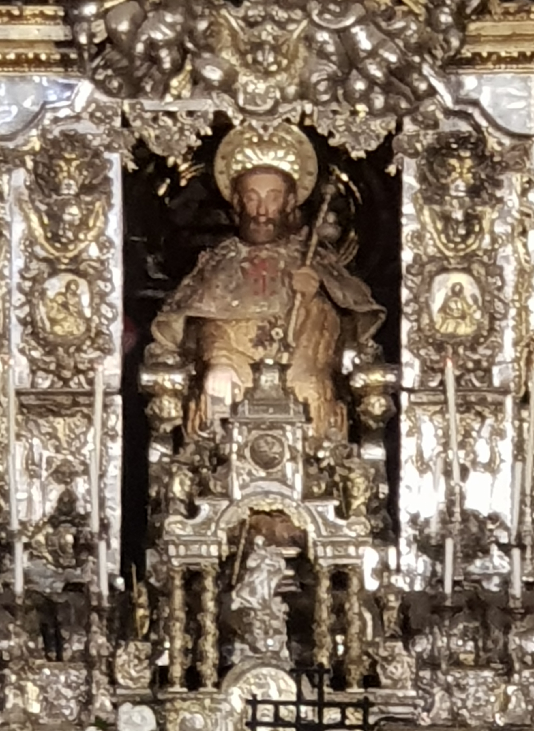 Ausschnitt Hauptaltar über dem angeblichen Grab des Apostels Jakobus