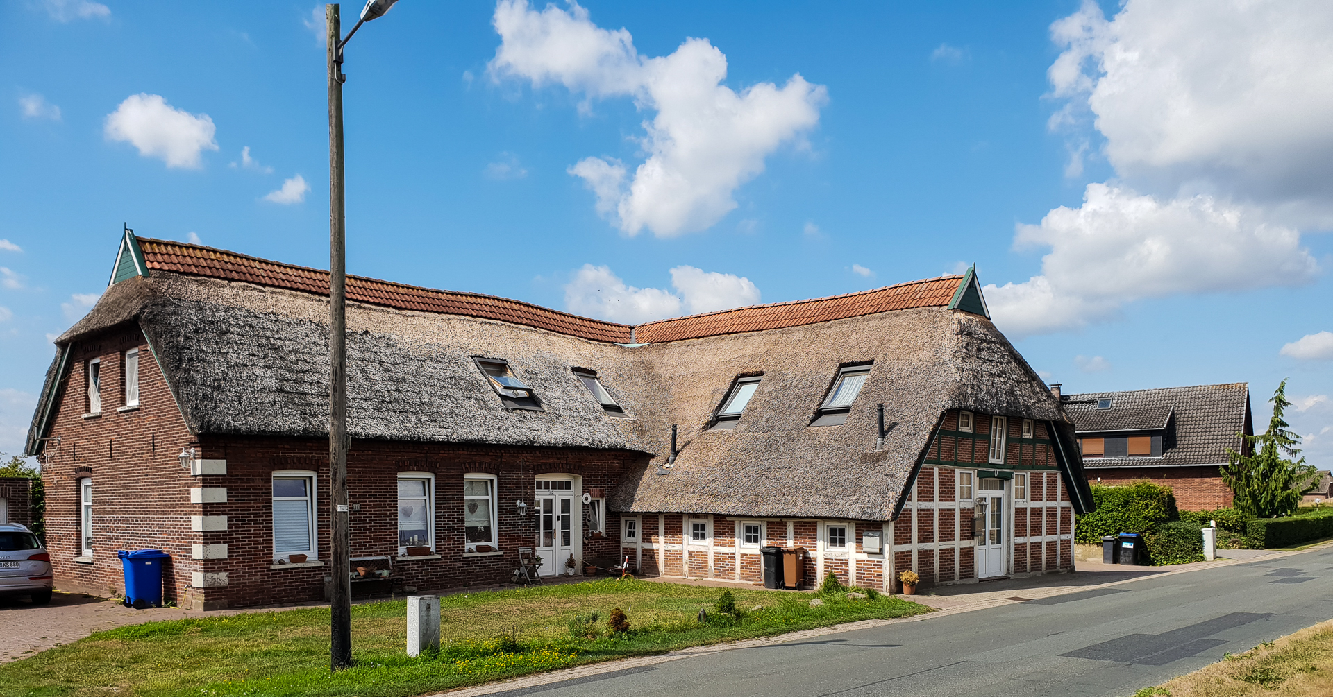 Häuser und Höfe hinterm Deich