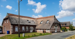 Häuser und Höfe hinterm Deich