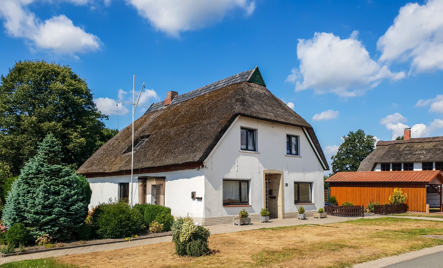 Häuser und Höfe hinterm Deich