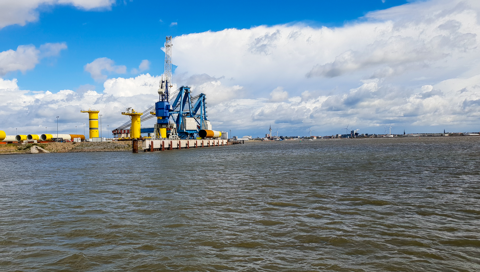 Außenweser bei Nordenham - Bremerhaven am Horizont in Sicht
