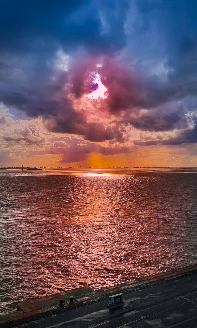 Dunkle Wolken vor der Sonne