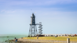 Der Leuchturm Obereversand befindet sich direkt am Dorumer Tief