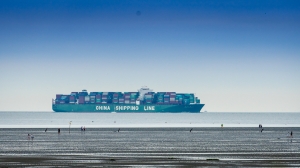 Containerschiff auf der Weser