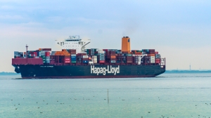 Containerschiff auf der Elbe