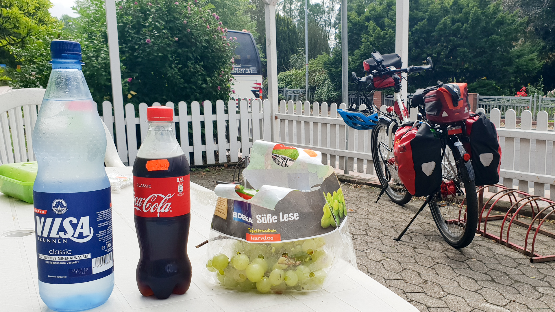 Trinkpause am Tante Emma Laden in Belum