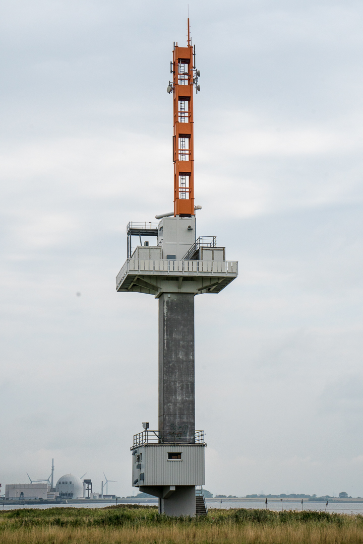 Seefahrtszeichen links unten im Hintergrunf AKW Brockdorf auf der rechten Elbeseite