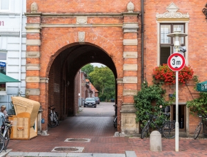 Glückstadt, Detail am Rathaus, Kleiner Schwibbogen
