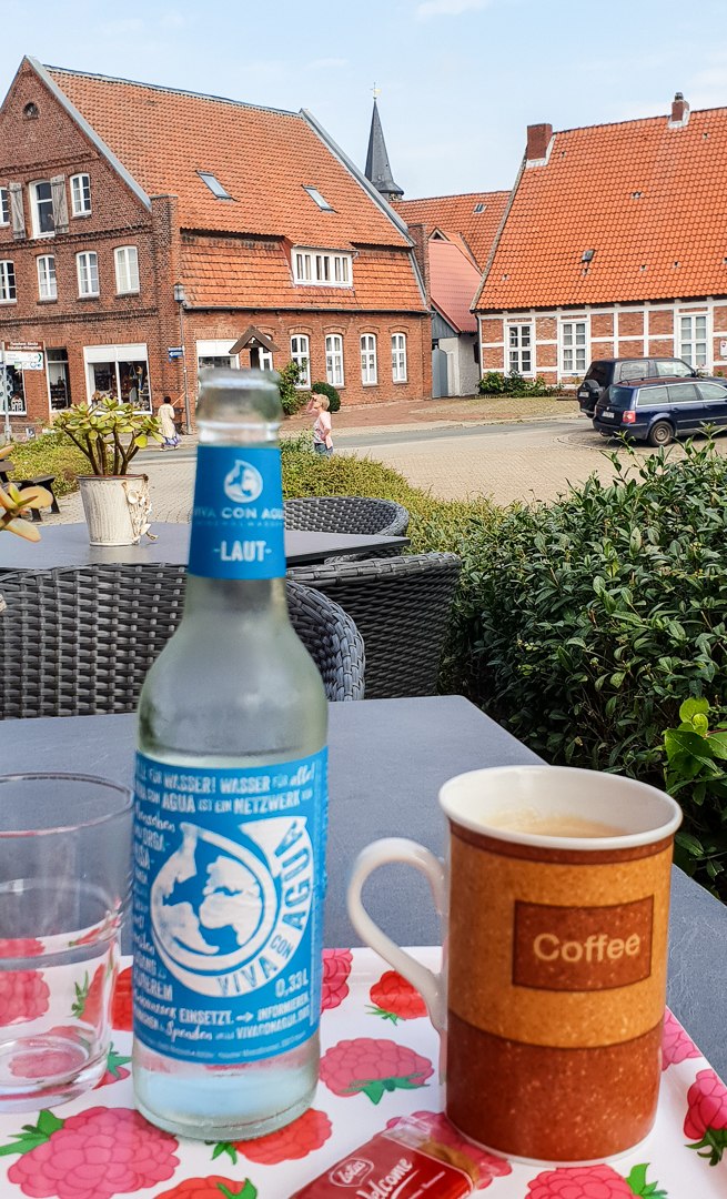 Trinkpause im Cafe Hafenhaus in Freiburg (Elbe)