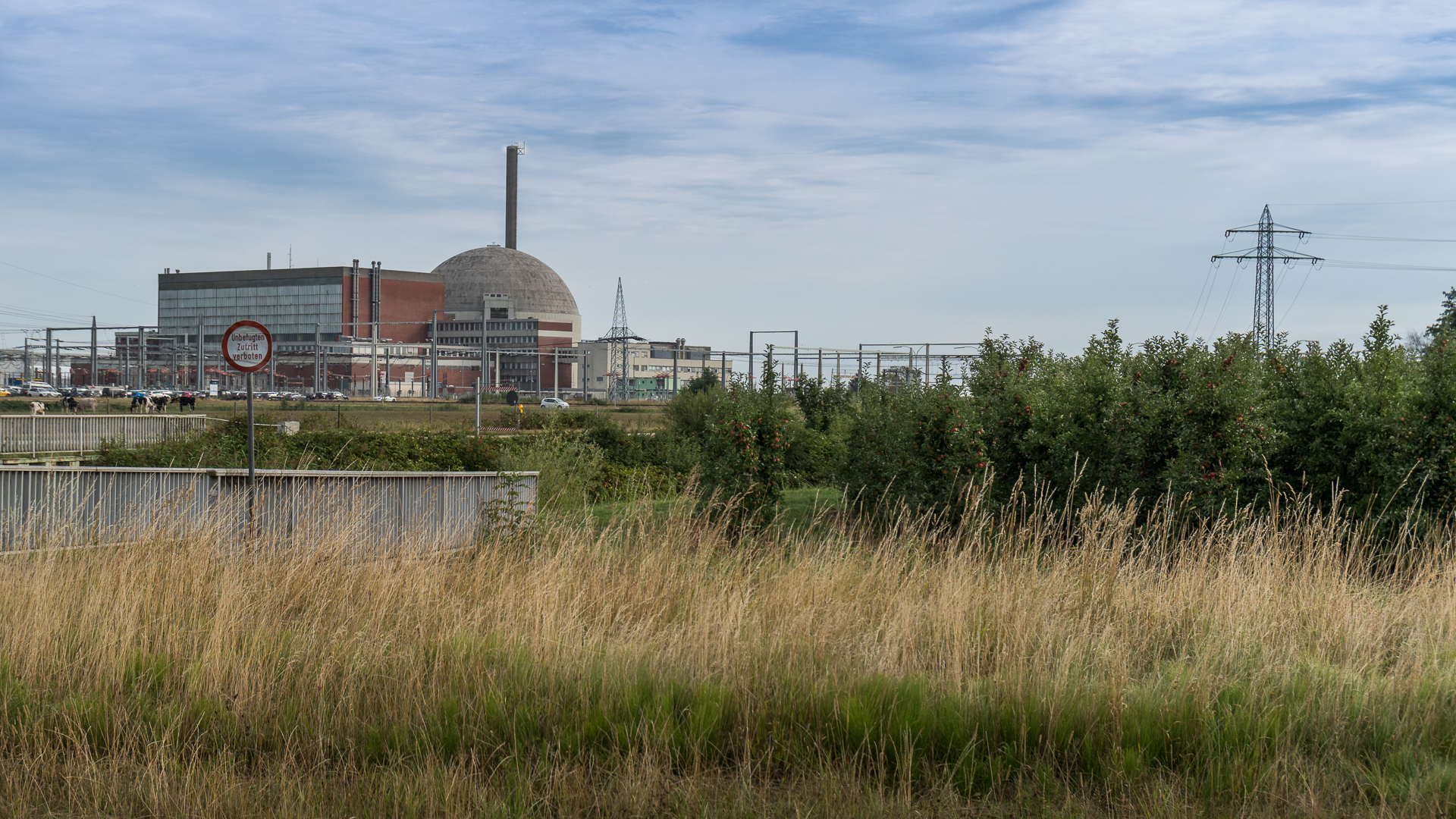 Das sich im Rückbau befindliche AKW Stade direkt neben den Obstplantagen