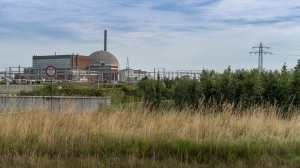 Das sich im Rückbau befindliche AKW Stade direkt neben den Obstplantagen