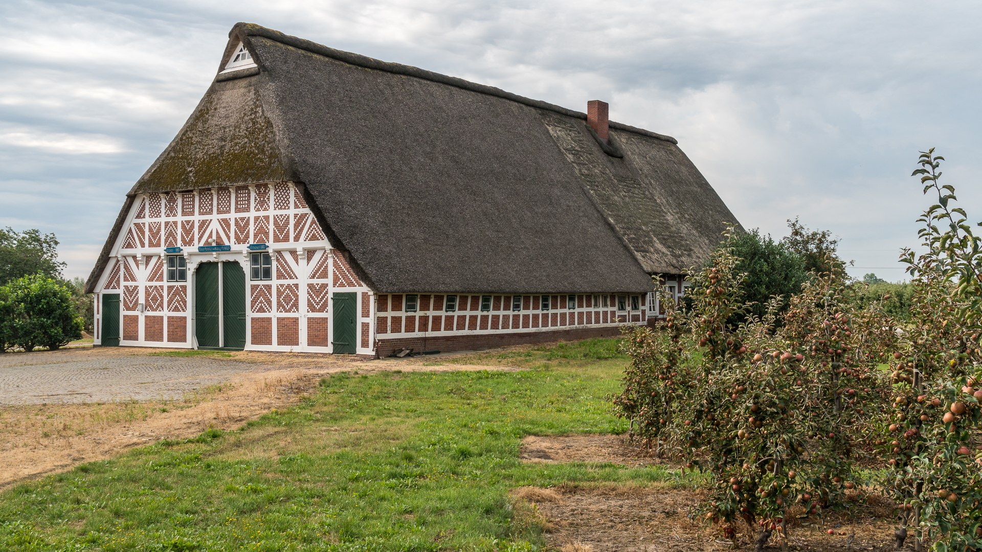 Obsthöfe mit schönen alten Fachwerkhäusern im Alten Land