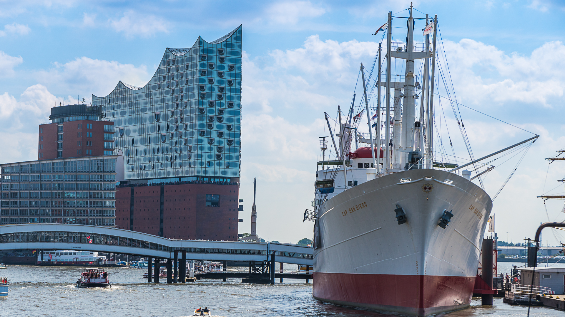Elbphilharmonie und Cap San Diego