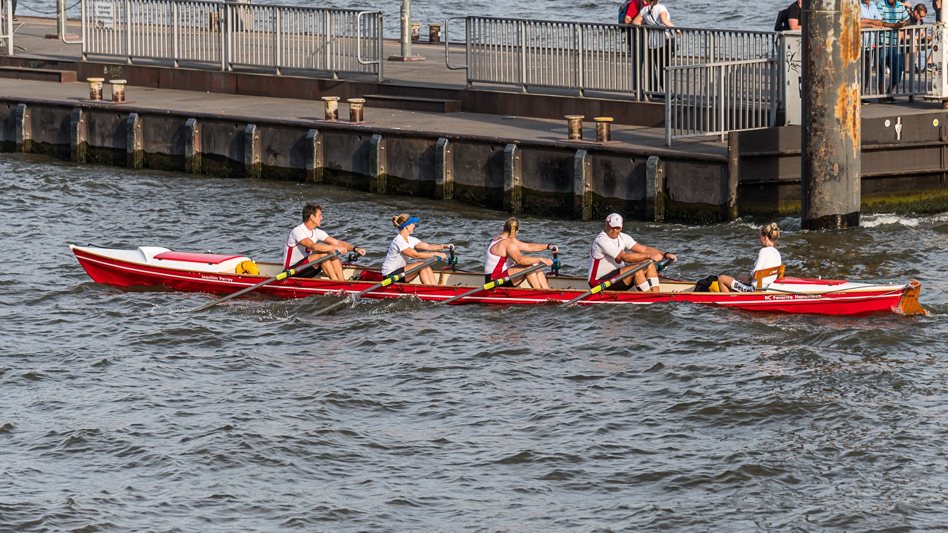 gemischter 4er mit Steuerfrau im Hamburger Hafen