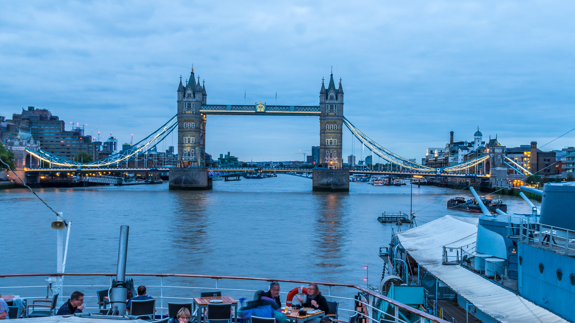 Towerbridge am frühen Morgen, MS Berlin