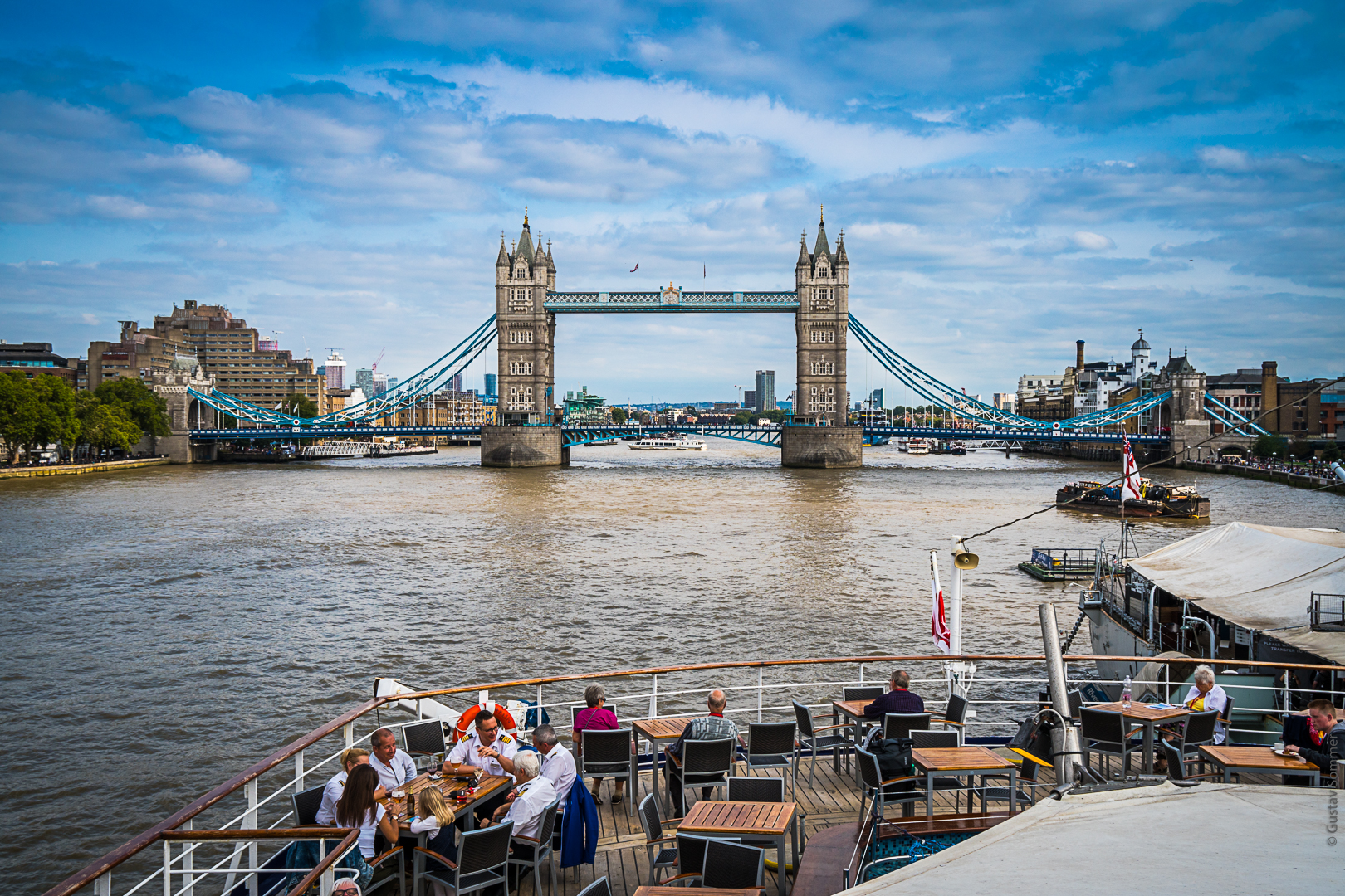 Blick von der MS Berlin auf die Tower Bridge