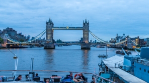 Towerbridge am frühen Morgen, MS Berlin