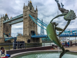 Mädchen mit einem Delfin - Brunnen des englischen Künstlers David Wynne (1973) vor der Tower Bridge in London