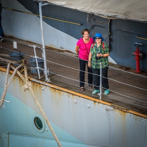 Anneliese und Maria auf dem Weg zum Tenderboot