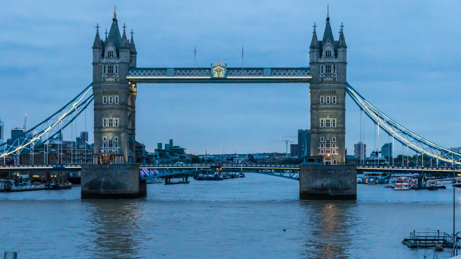 Towerbridge am frühen Morgen in der blauen Stunde