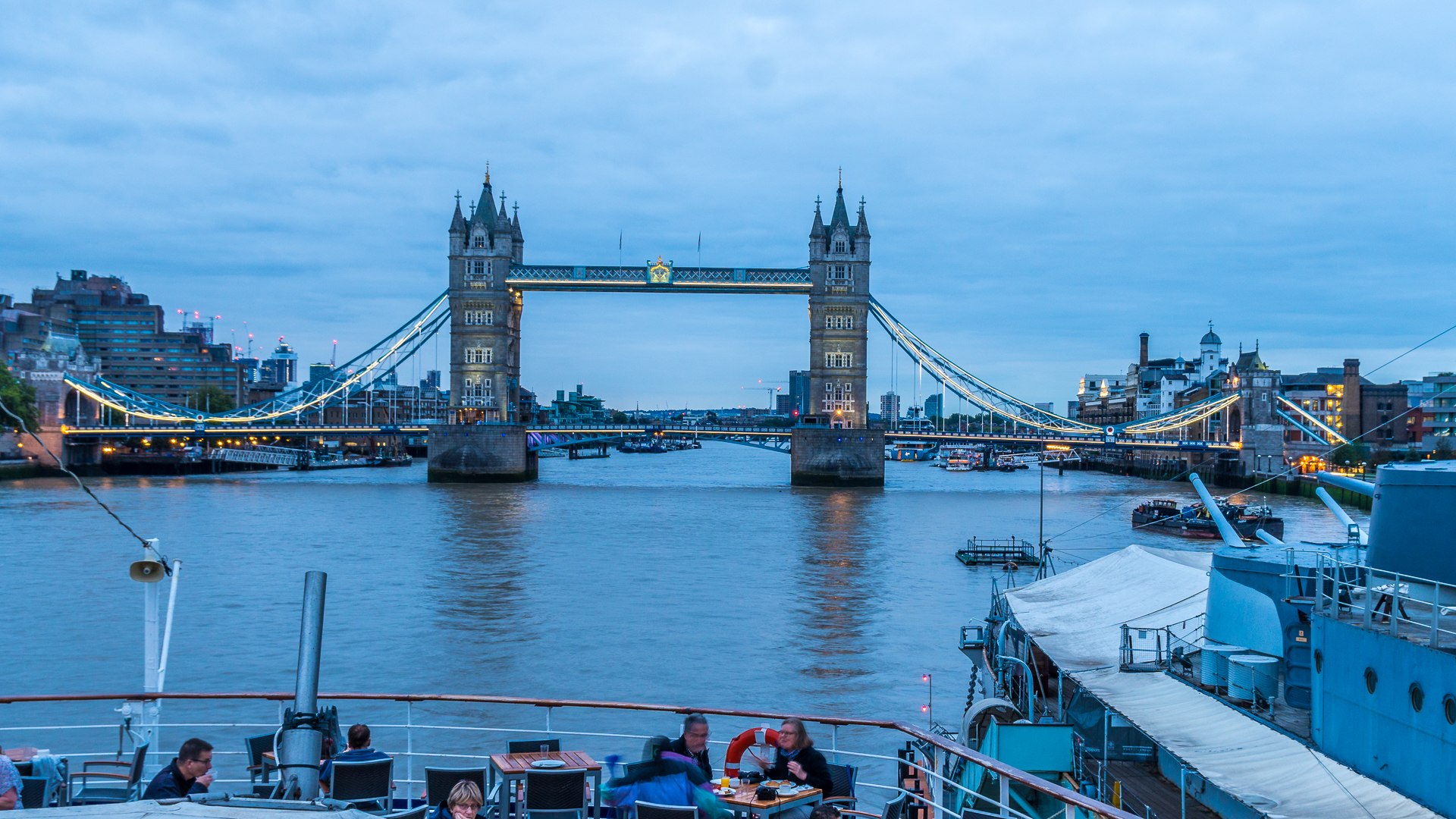 Towerbridge am frühen Morgen, MS Berlin