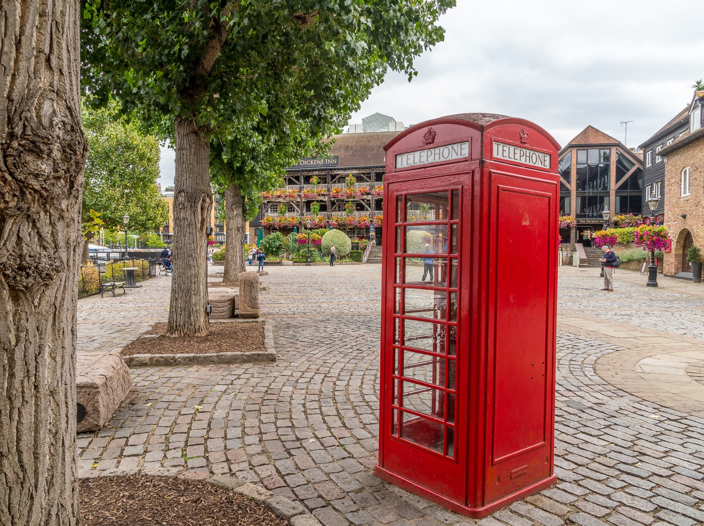 Hier gibt es sie noch, die dekorativen Telefonzellen