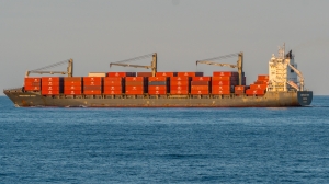 Container-Schiff in der Abendsonne