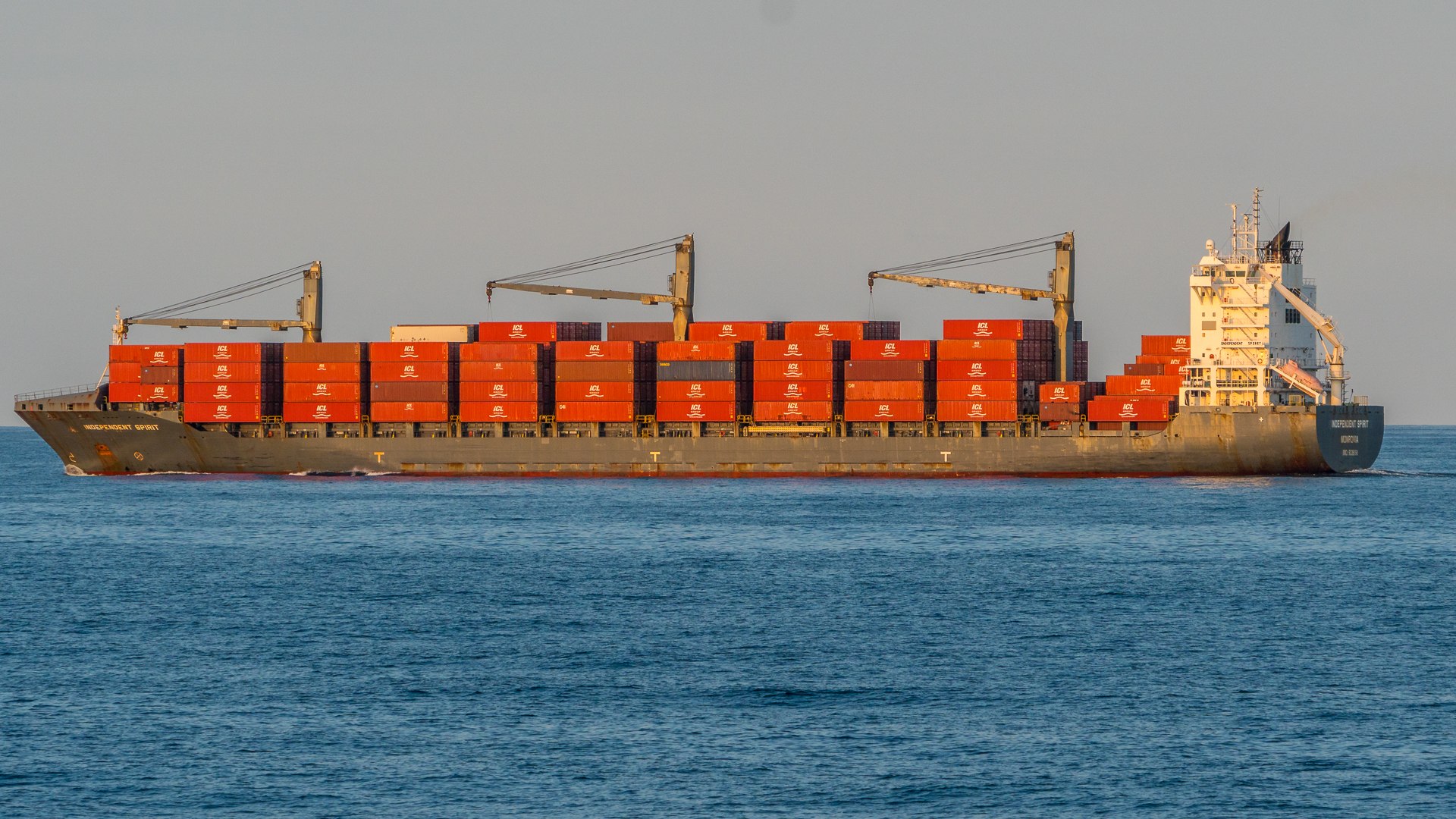 Container-Schiff in der Abendsonne