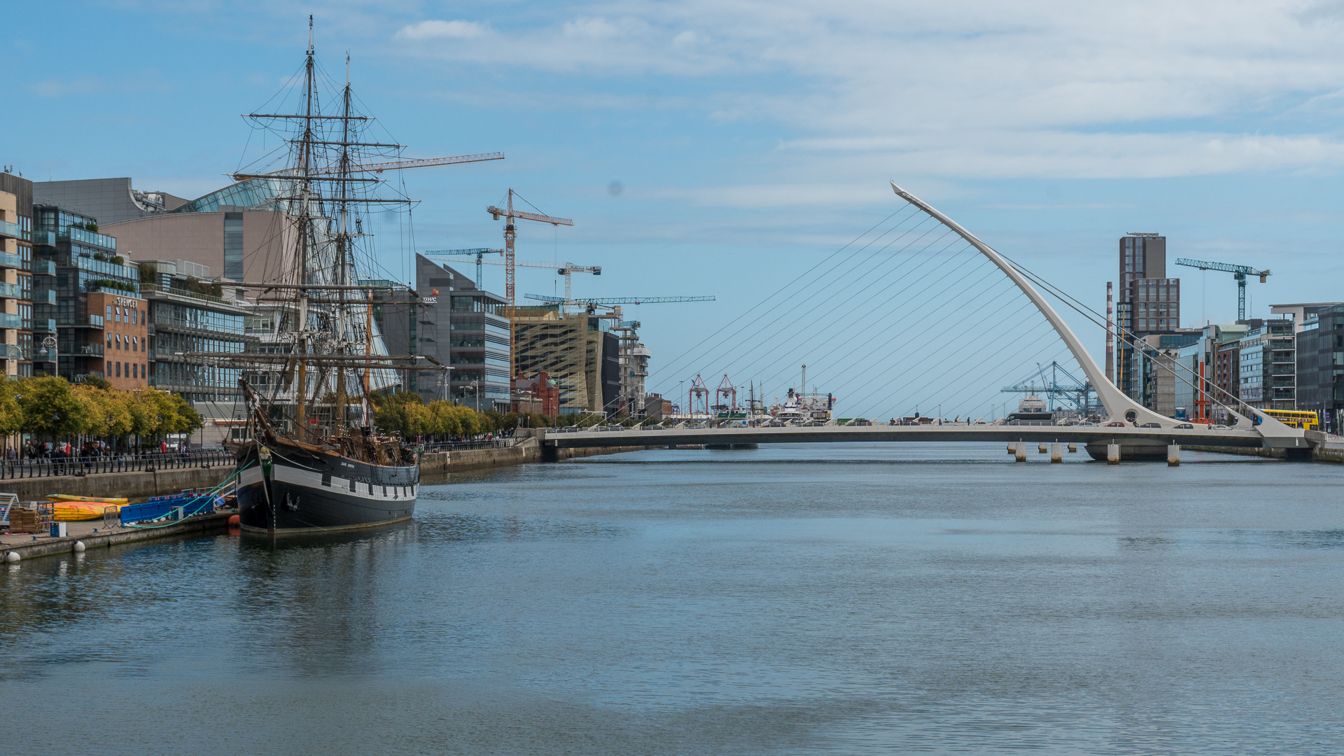 Die schönste der 21 Brücken in Form einer gällischen Harfe