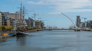 Die schönste der 21 Brücken in Form einer gällischen Harfe