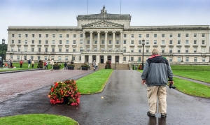 Gustav fotografiert das Parlament in Belfast