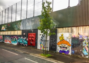 Der Zaun trennt in Belfast evangelische und katholische Viertel - UNFASSBAR!