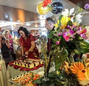 Daniela Zahn schneidet die Jubiläumstorte an: 30 Jahre handinhand