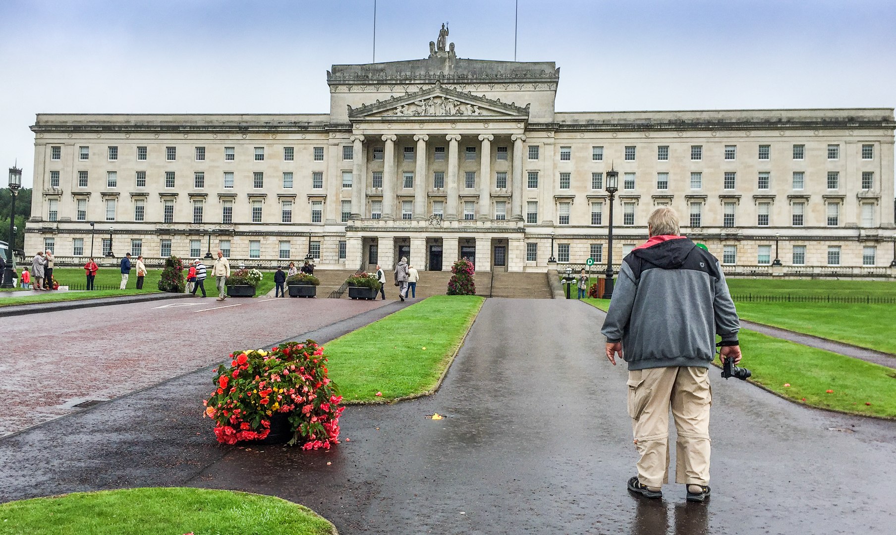 Gustav fotografiert das Parlament in Belfast