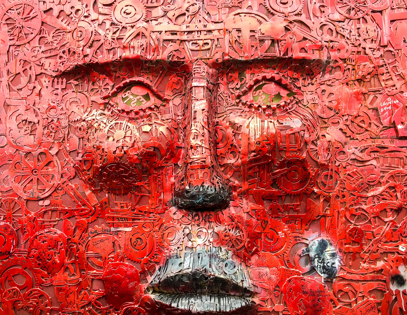 Skulptur an der Grenzmauer in Belfast