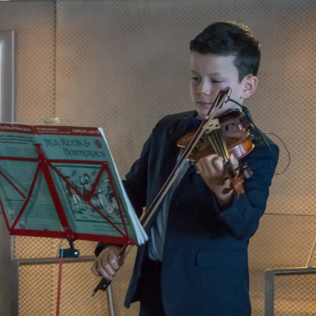 Micha Zahn spielt zum 30-zigsten Jubiläum handinhand