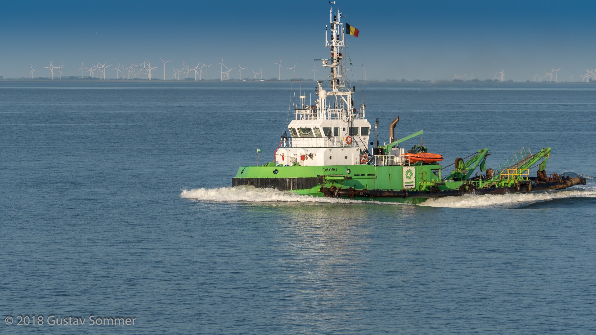 Bagger-Schiff Dhamra auf der Elbe