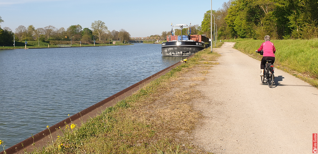 Wesel-Datteln Kanal mit Behelfsbrücke im Hintergrund